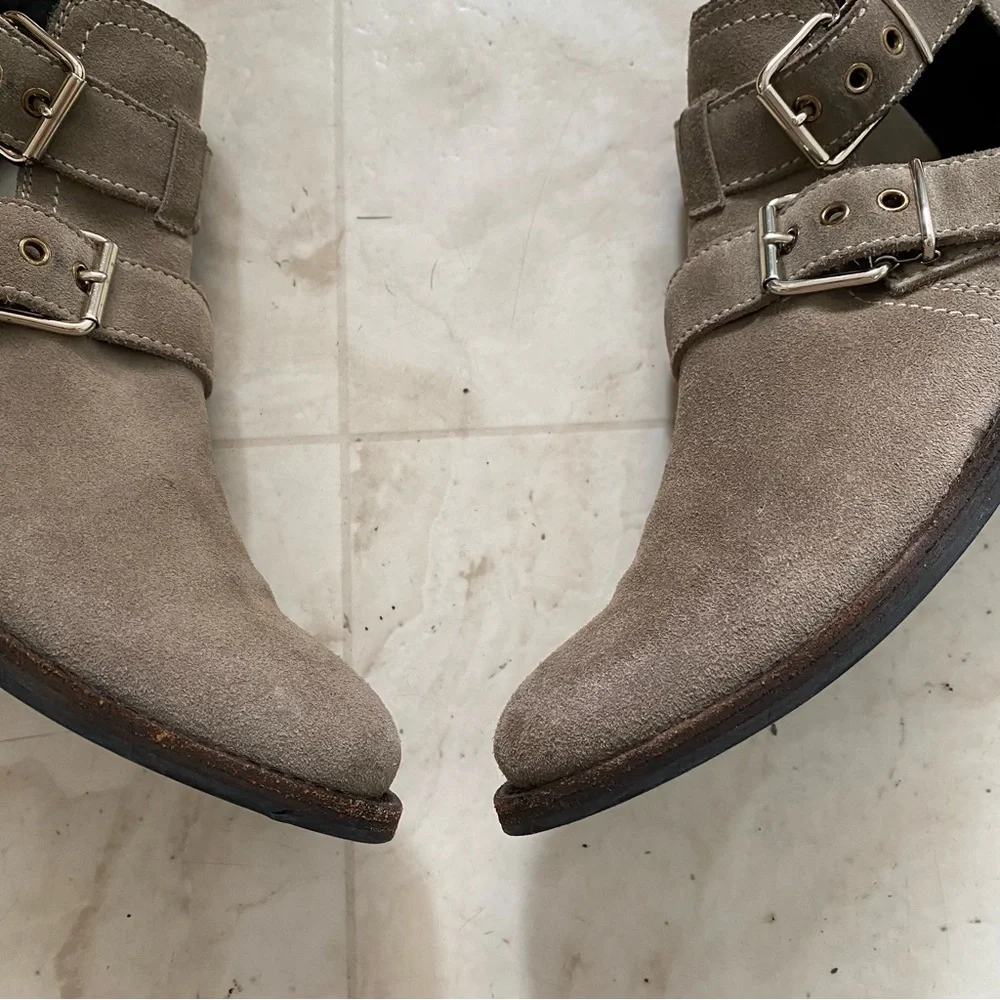 $895 Burberry Made in Italy Grey Suede Cut Out Buckle Moto Ankle Boots Size 6.5 - Picture 6 of 16